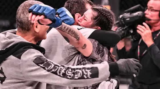 The hug after Talita Treta’s fight