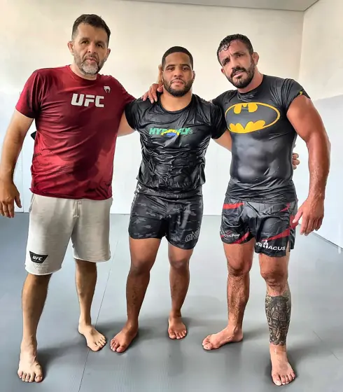 With athletes Isaque Bahiense and Murata